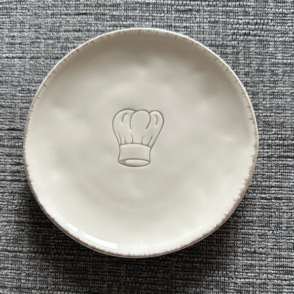 Villager Cream Plate with Chef Hat Design - Picture 1 of 2
